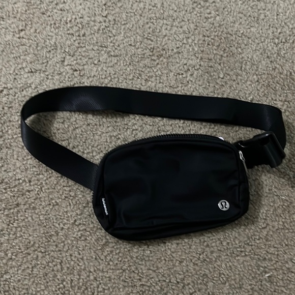 Lululemon Everywhere Belt Bag. Black. NWT. - Picture 5 of 6